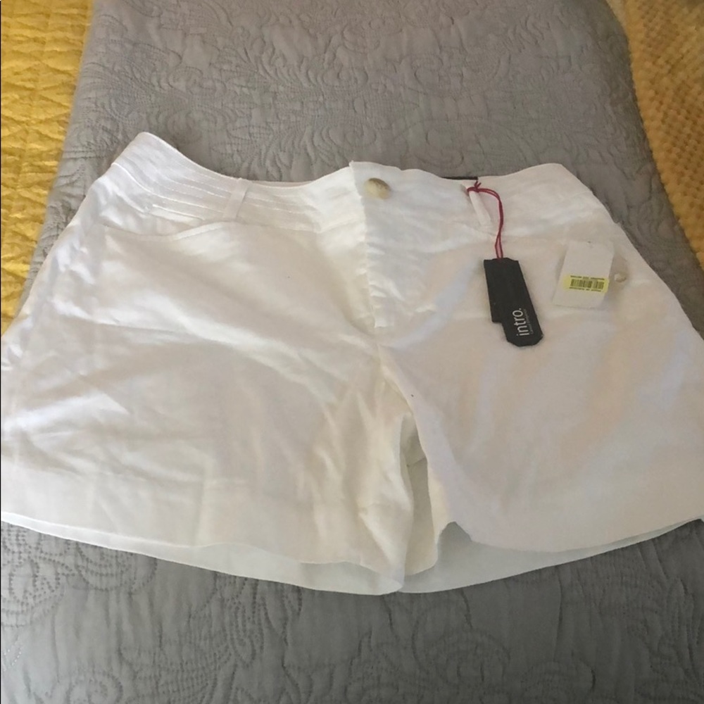 White 🩳 shorts brand new!!